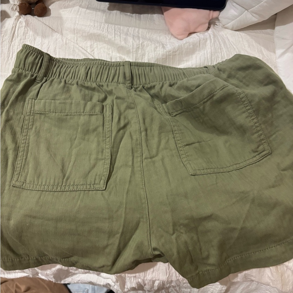 Old Navy Women's Cargo Shorts in Olive - Picture 3 of 3
